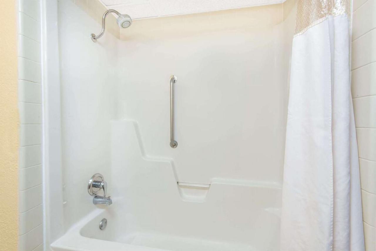 Sky-Palace Inn & Suites Wichita East Εξωτερικό φωτογραφία