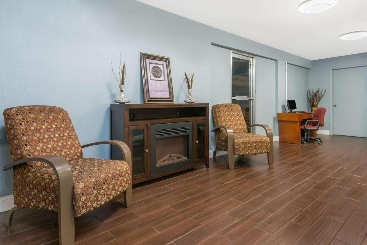 Sky-Palace Inn & Suites Wichita East Εξωτερικό φωτογραφία