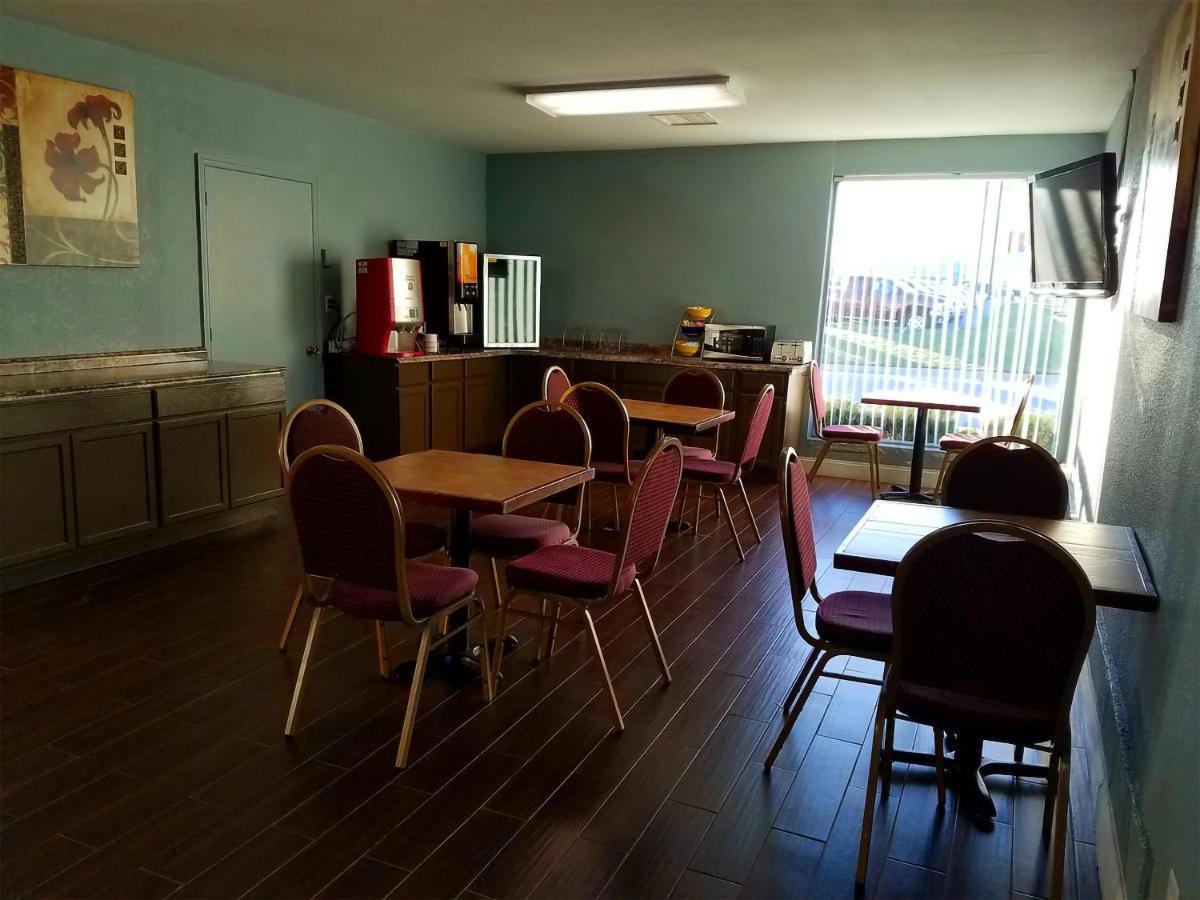 Sky-Palace Inn & Suites Wichita East Εξωτερικό φωτογραφία